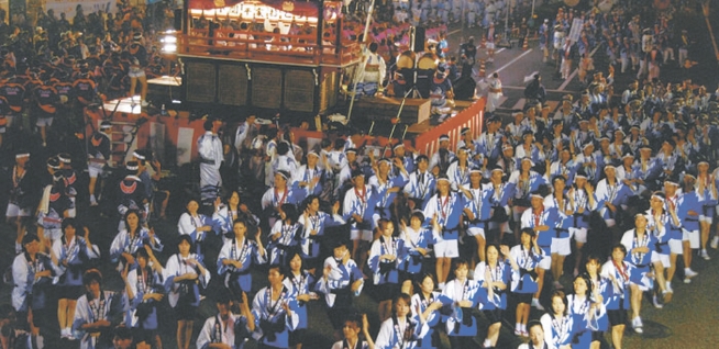 平成22年、第33回平家踊り総踊り大会の様子